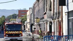 Bomberos trabajan en la zona cero de Atalayas el día después de la tragedia que segó trece vidas.