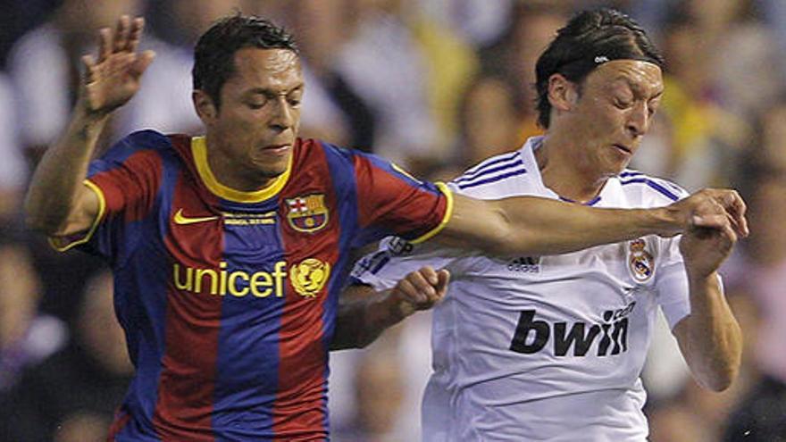 Adriano y Özil, durante la final de la última edición de la Copa del Rey.