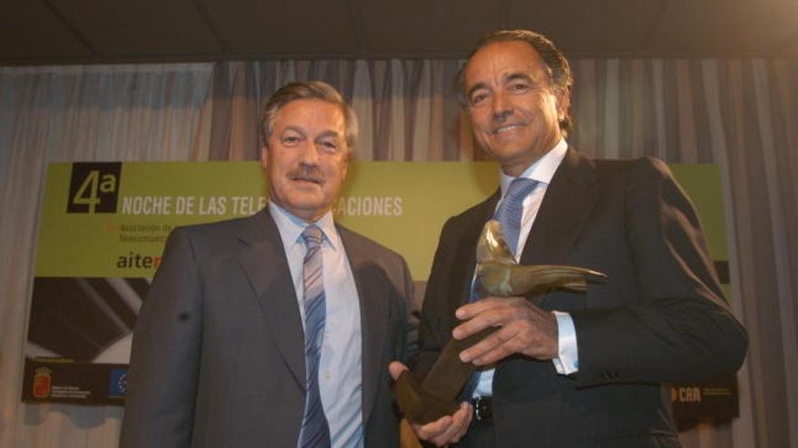 Jesús Banegas (d), con el decano del Colegio de Ingenieros de Telecomunicaciones, Enrique Gutiérrez (i), que le entregó la distinción en la tradicional Noche de las Comunicaciones