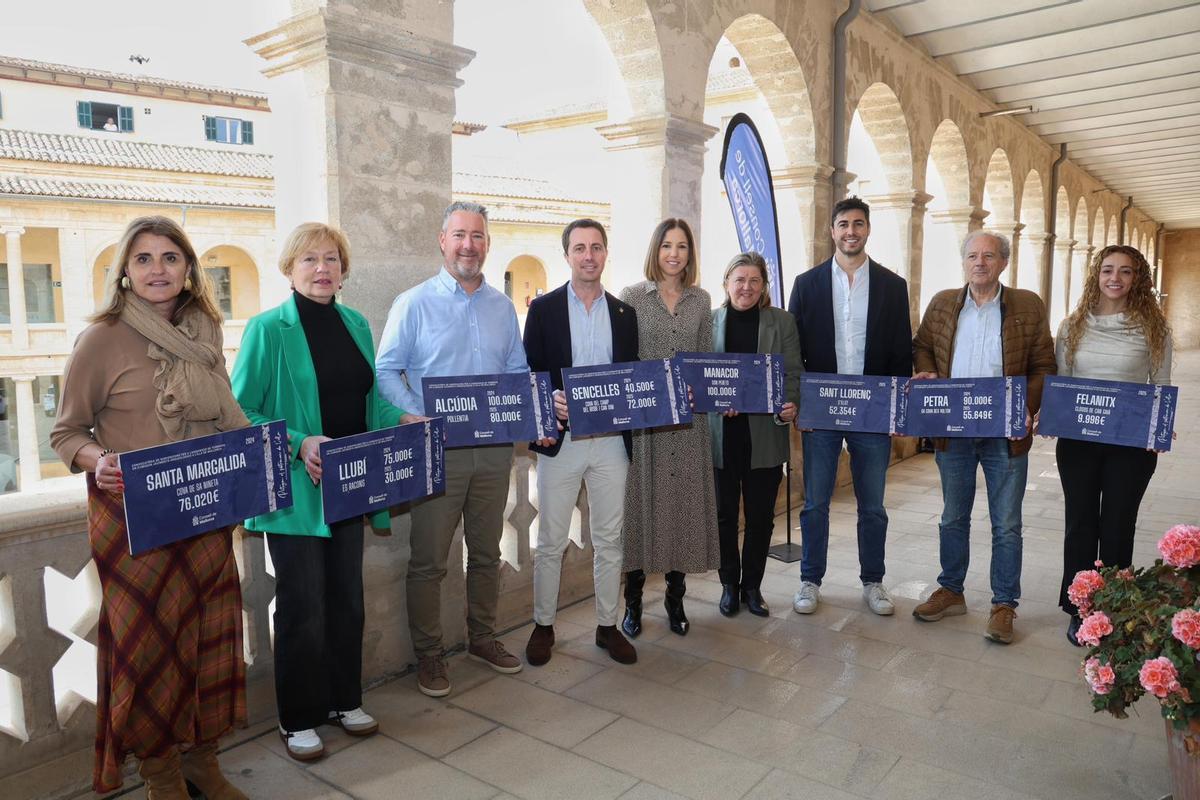 Galmés y Roca, junto a los representantes de los diferentes municipios beneficiados por la inversión del Consell.