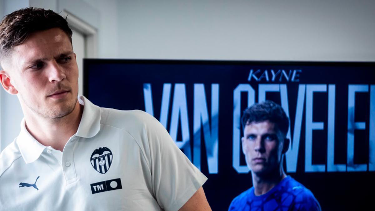 Van Oevelen, presentado en rueda de prensa