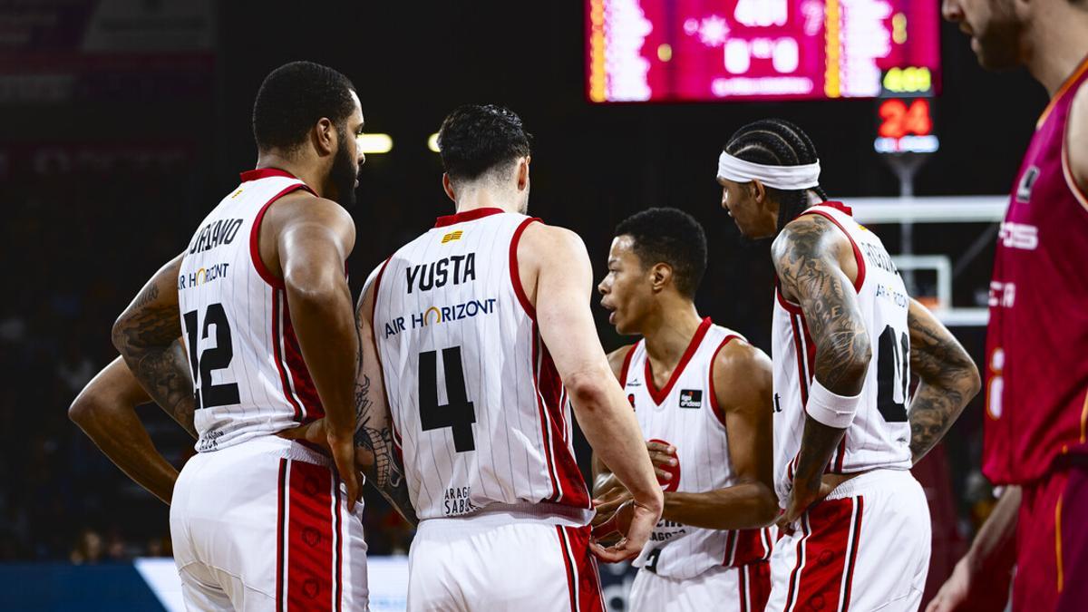 Yusta y Bell-Haynes, en el centro, junto a Soriano y Robinson durante el partido en Lérida.