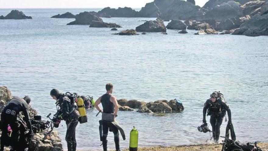 Cuatro de los buceadores que participan en el Campeonato de Asturias que se desarrolla durante el fin de semana. / mara villamuza