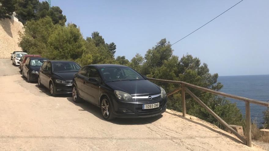 Los coches invaden el acceso a la cala de Ambolo pese a la prohibición de aparcar