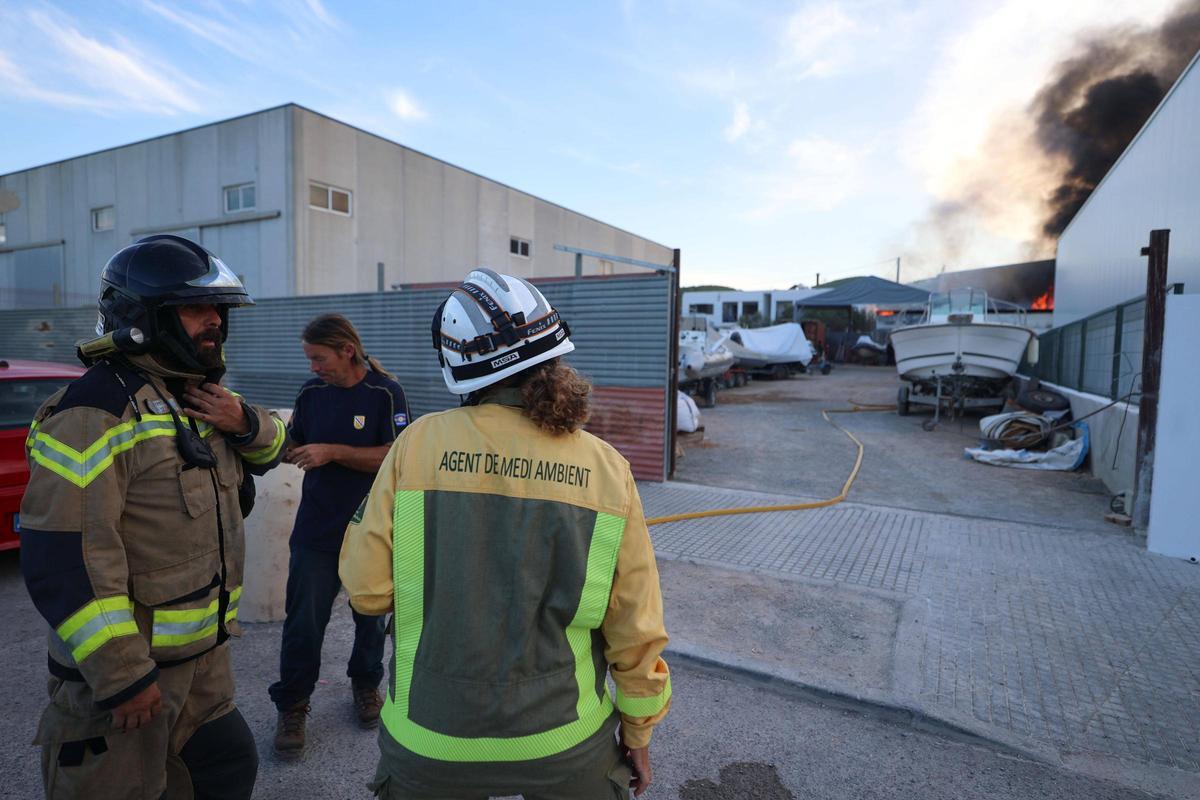 Galería: alarma por un incendio en la Fundació Deixalles de Ibiza Galería: alarma por un incendio en la Fundació Deixalles de Ibiza