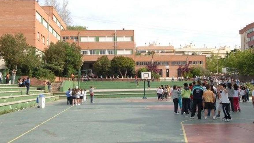 Alumnos en el recreo del colegio Al-Ándalus, sobre el que pasan líneas de alta tensión.