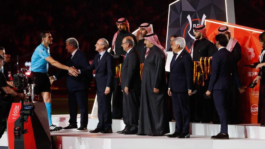 Florentino Pérez saluda a Martínez Munuera tras la final de la Supercopa de España del año pasado.