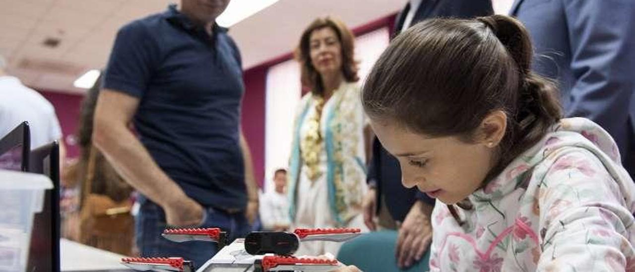 El conselleiro, en el centro, en el campamento tecnológico. // B.Lorenzo