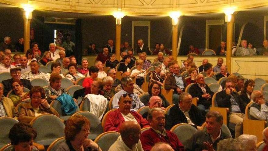 El público espera el inicio de un evento en el Teatro Latorre.