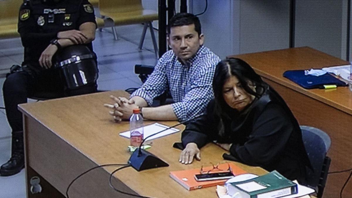 Jorge Ignacio Palma , el presunto asesino, sentado junto a su abogada, mira con fijeza a la fiscal durante el juicio.