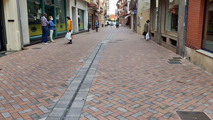 La calle Herreros, una de las zonas con más negocios familiares de Benavente. / E. P.