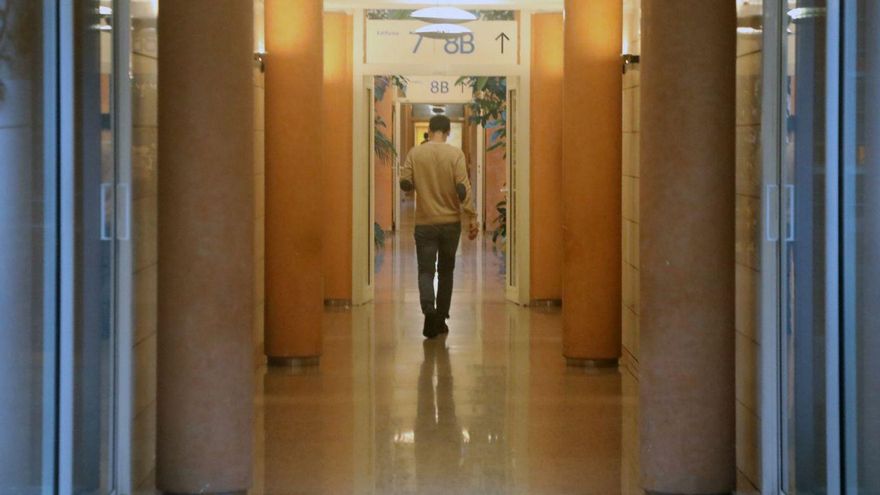 Una persona
entra en las
dependencias
de la Xunta.
| Xoán Álvarez