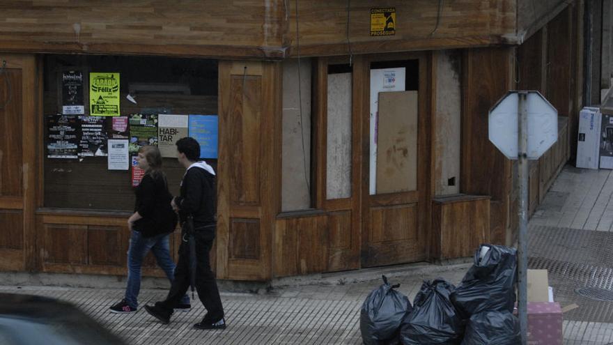 Basura acumulada en una calle de El Entrego.