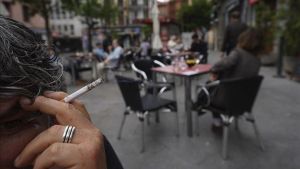 Mujer fumando en una terraza de bar