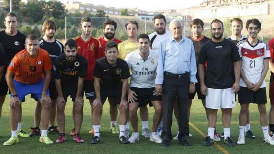 La plantilla del Atlético Zamora posa junto al presidente y al entrenador.