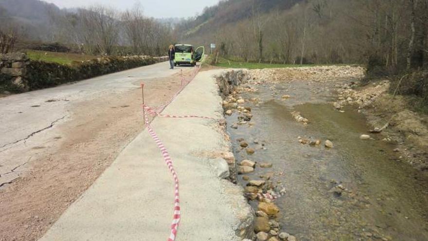 La carretera de Llanu Con a Gamonéu, tras la primera fase de las obras de reparación.
