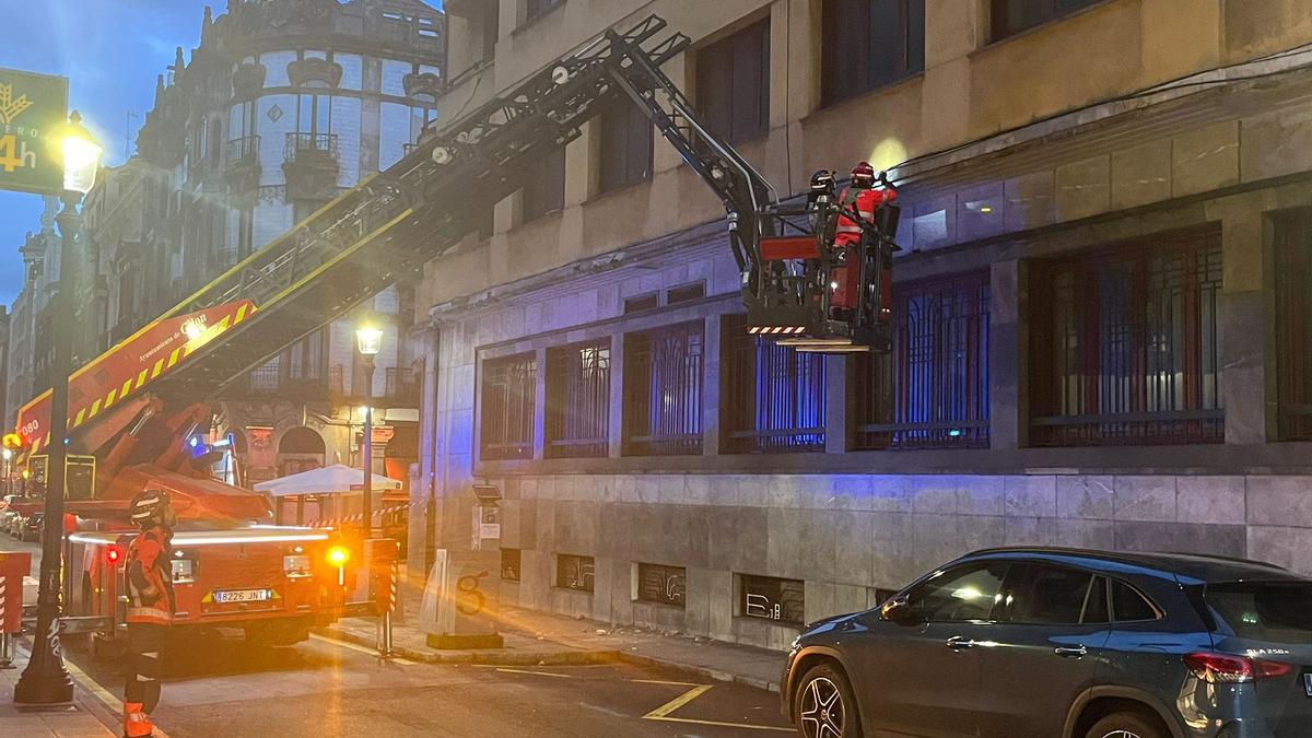 Los bomberos en la calle Instituto de Gijón.