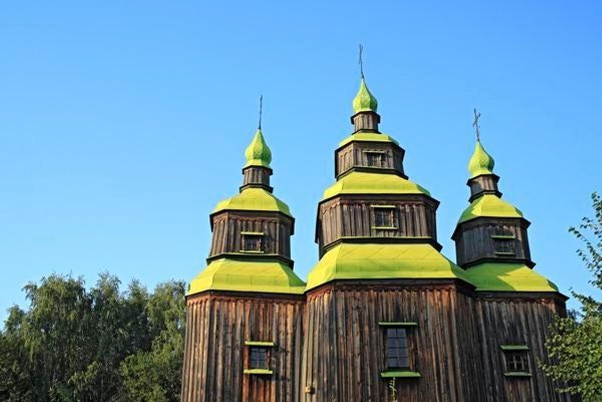 La iglesia de madera en el museo al aire libre de Pirogovo