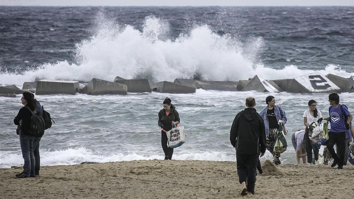 zentauroepp45466202 barcelona  14 10 2018  temporal de viento en la barceloneta 181016154248