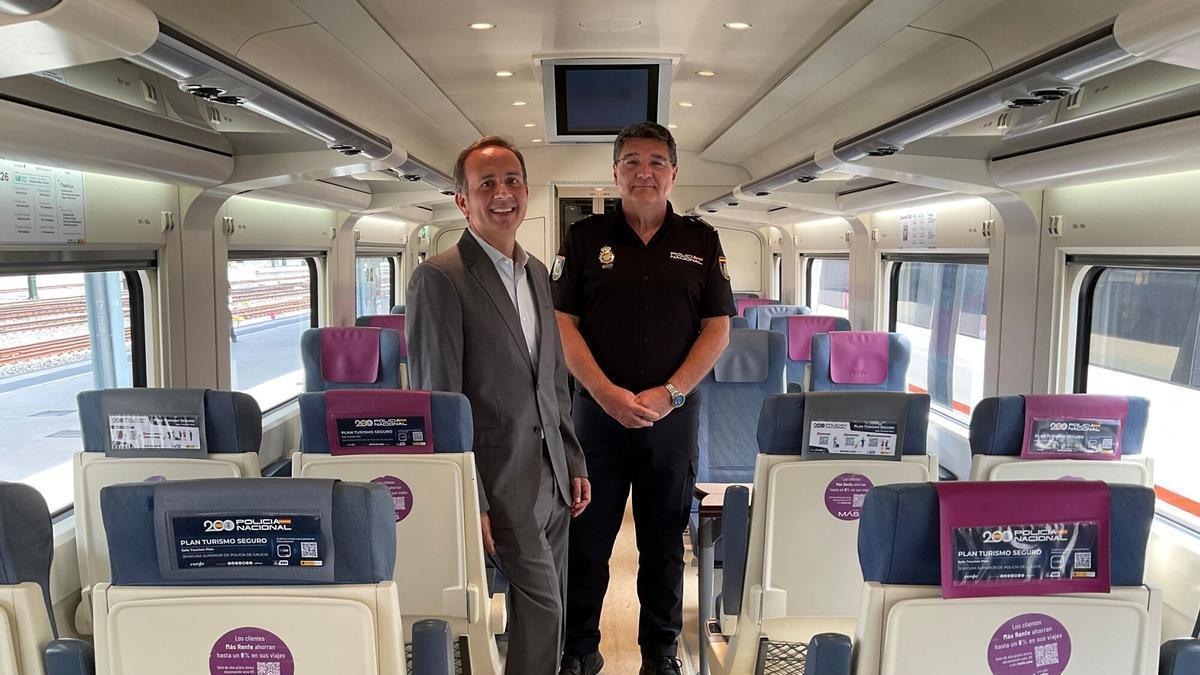 El gerente de área de Servicio Público de Renfe en Galicia, Javier Pérez; y el jefe superior de Policía de Galicia, Pedro Pacheco.
