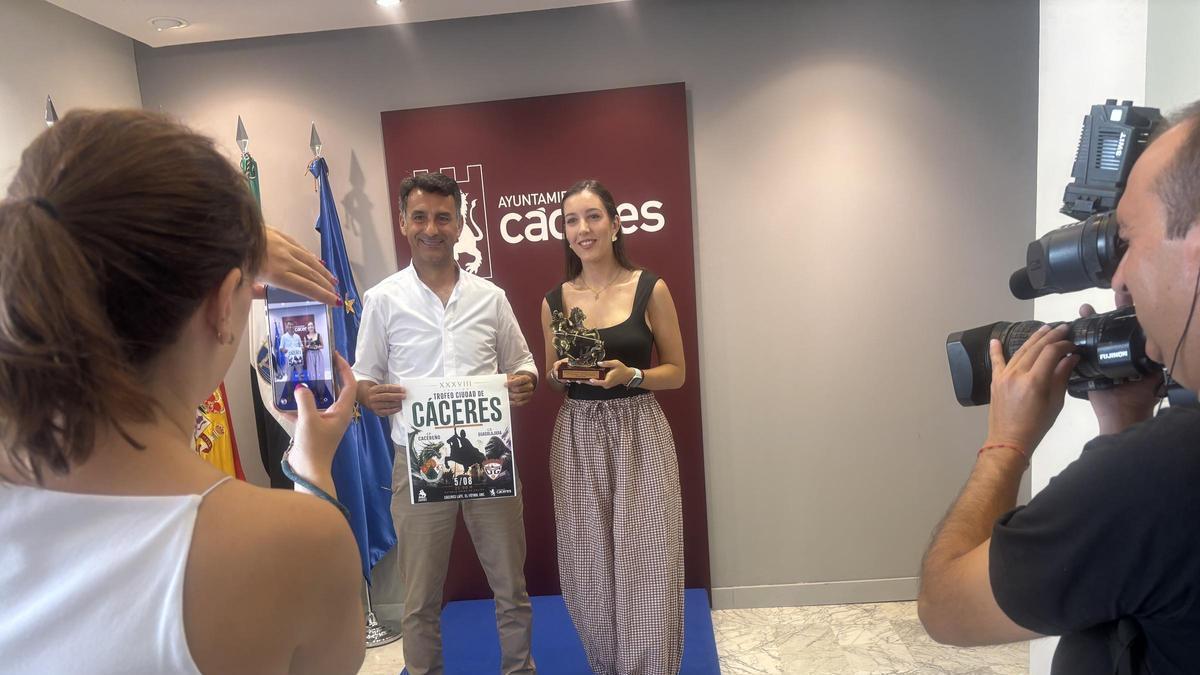 El presidente del Cacereño y la concejala de Deportes, este jueves en el ayuntamiento.