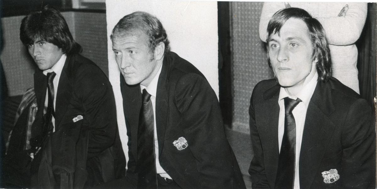 Hugo Sotil, Marcial Pina y Johan Cruyff, en un desplazamiento del Barça en la campaña 1973-74.