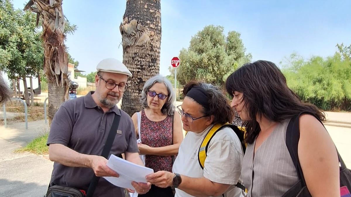 Lluïsa Notario con la asociación Casa Latina, adjudicataria de los huertos.