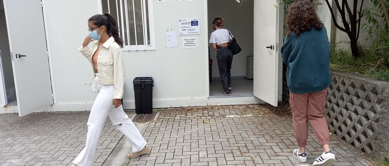 Varias jóvenes participantes en el cribado a estudiantes en el Hospital Provincial de Pontevedra.