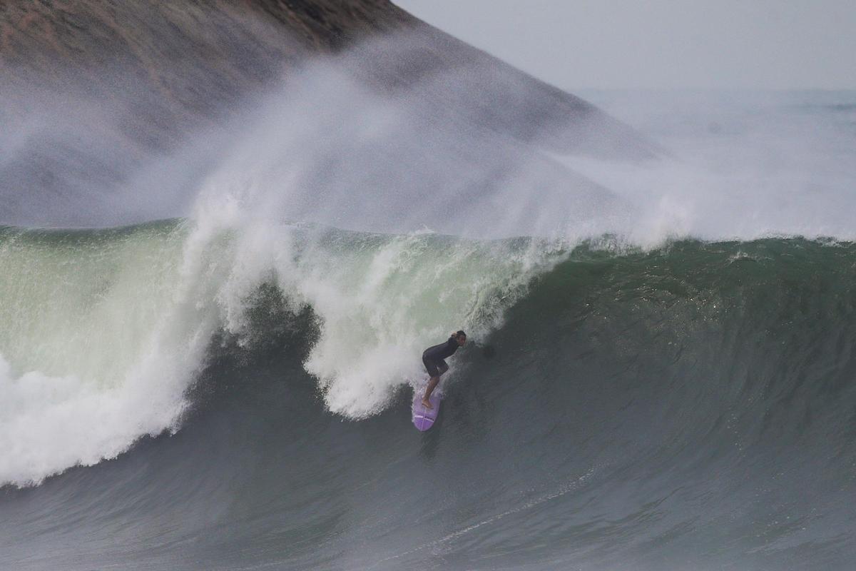 Surf en la playa de Itacoatiara, Niteroi