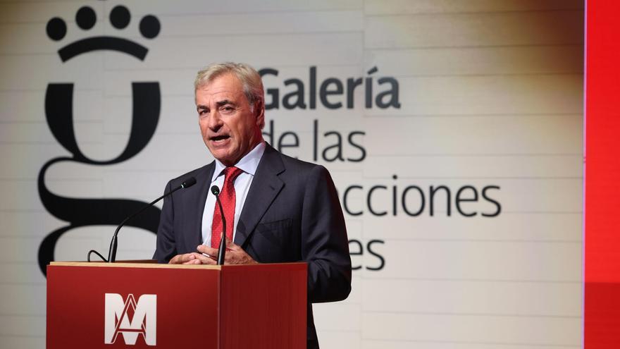 Carlos Sainz, dos veces campeón mundial de rallys y cuatro veces ganador del Dakar, pronuncia unas palabras tras recibir el V Premio Madrileño del Año