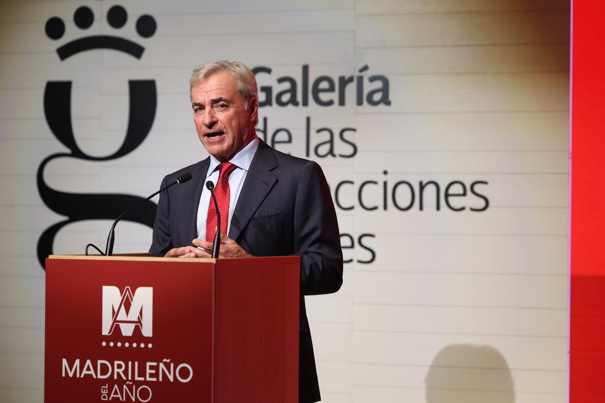 Carlos Sainz, dos veces campeón mundial de rallys y cuatro veces ganador del Dakar, pronuncia unas palabras tras recibir el V Premio Madrileño del Año