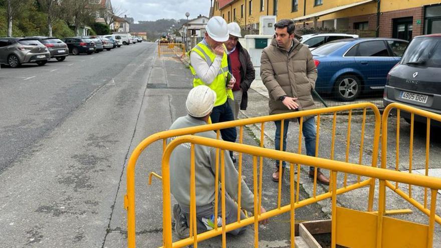 Álex Doval (dta.), alcalde de Oroso, nas obras de Porto Avieira