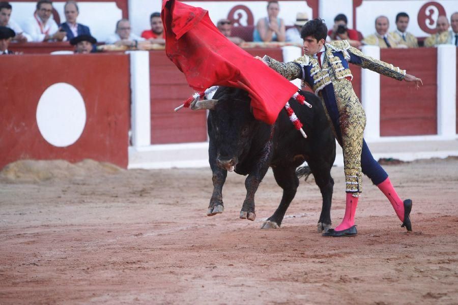 Toros en San Pedro: Cayetano, por la puerta grande