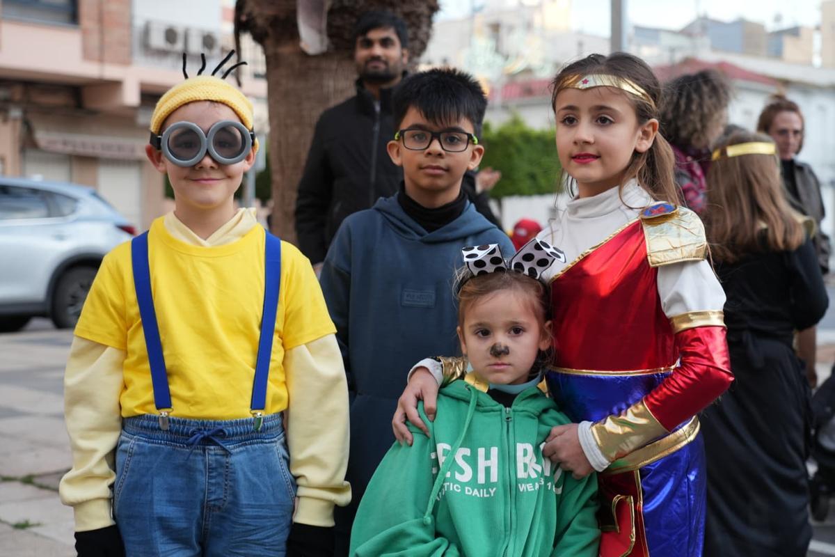 Unos niños disfrazados esta tarde en el Grau de Castelló.