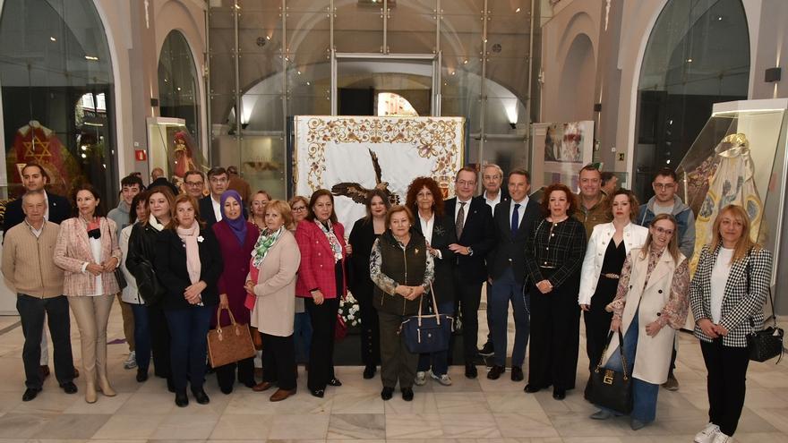 Una bandera en sedas y oro protagoniza los estrenos del Paso Blanco de Lorca para esta Semana Santa