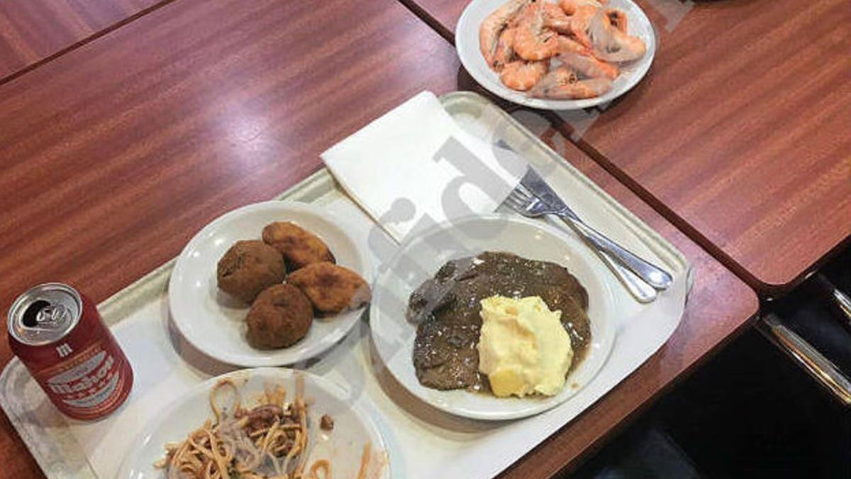 Langostinos y embutido en la cena de Nochebuena de los agentes desplazados a Catalunya.