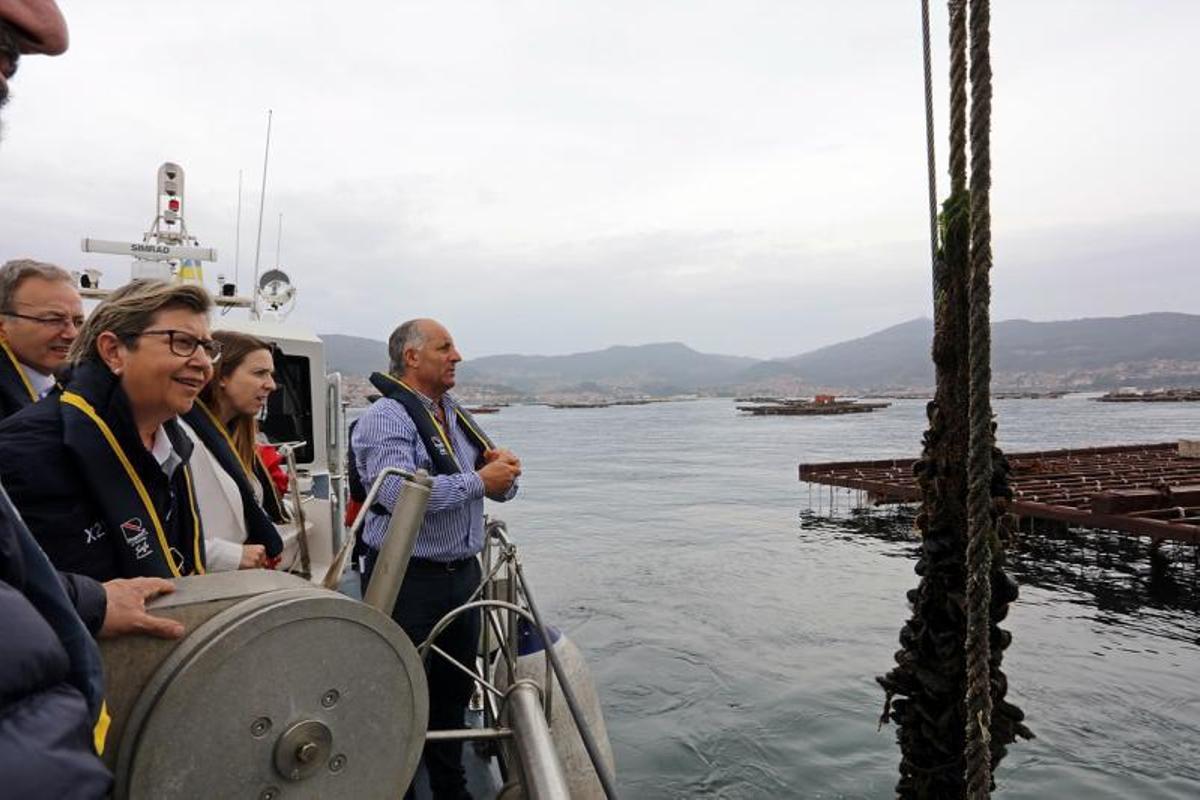 La conselleira y los europarlamentarios ante las bateas. |   // FDV