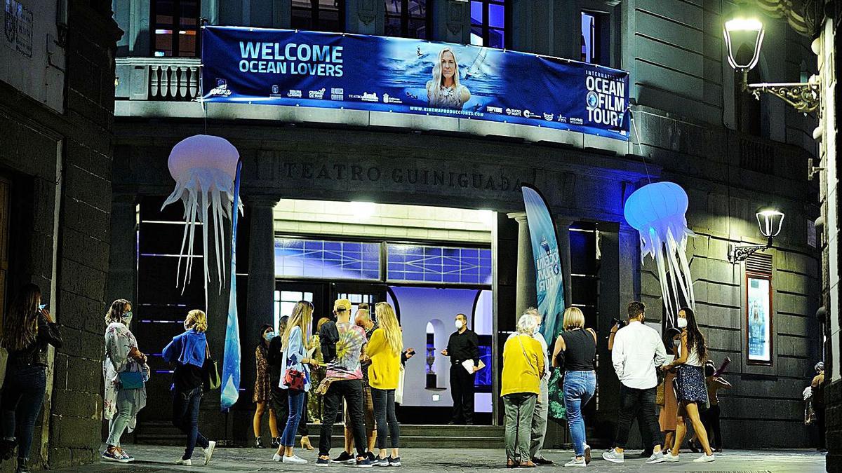 Acceso al Teatro Guiniguada en la capital grancanaria.