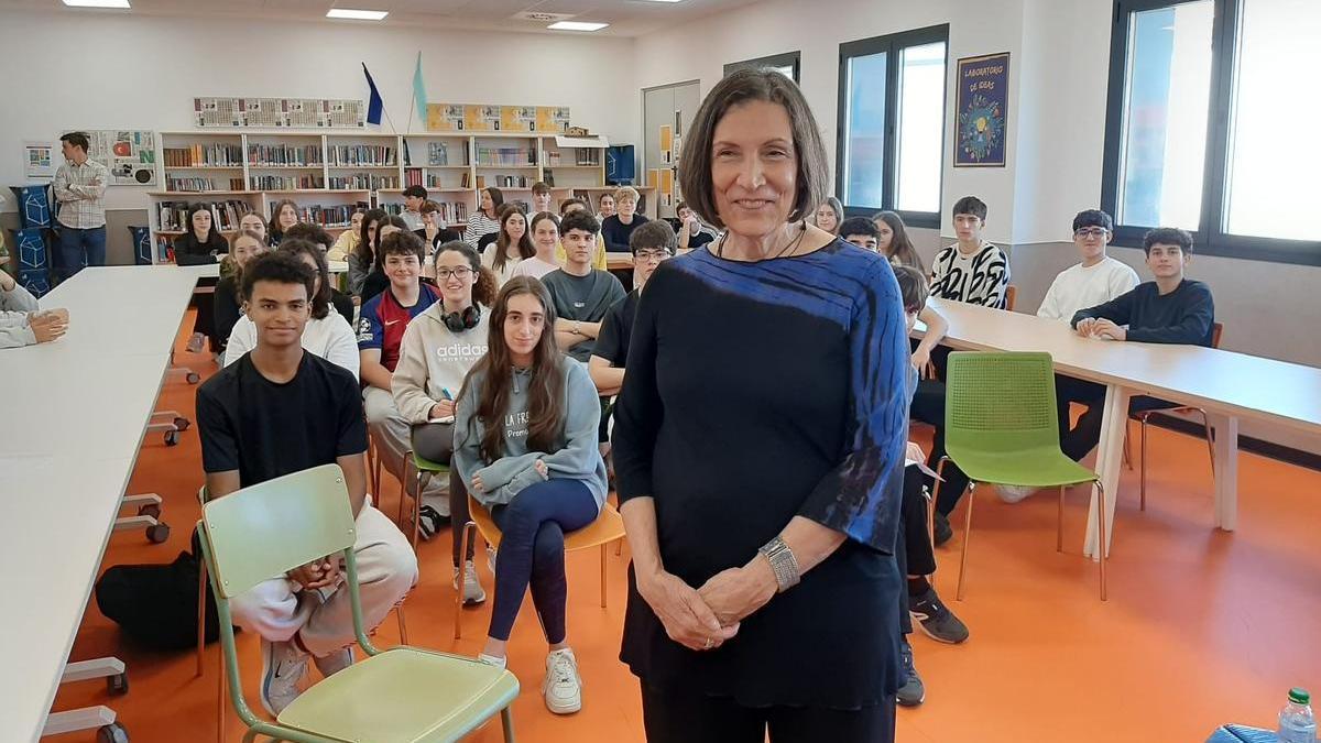 Alma Guillermoprieto, con estudiantes del IES La Fresneda.