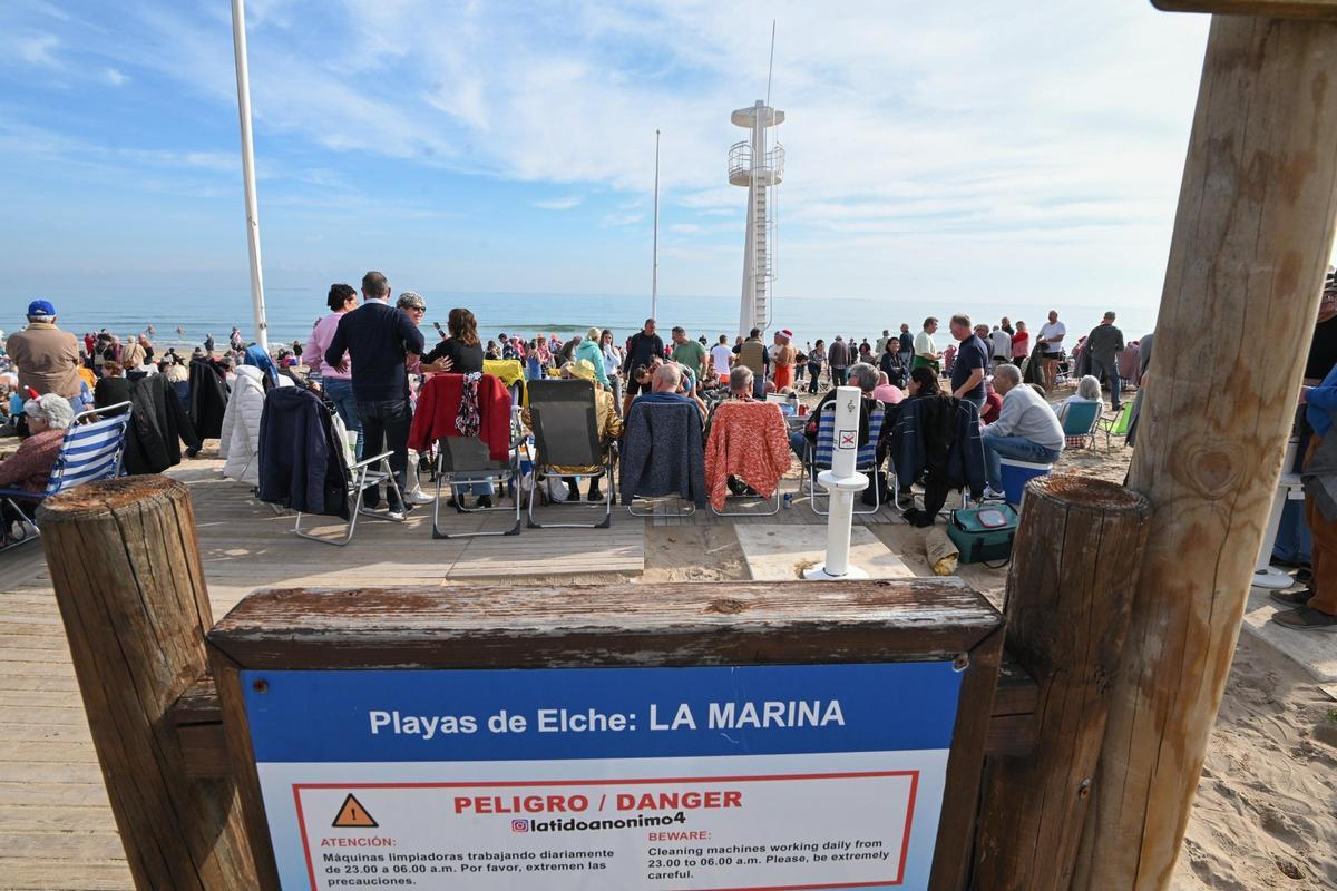 Cientos de personas celebran el Año Nuevo en la playa de La Marina disfrutando del buen tiempo