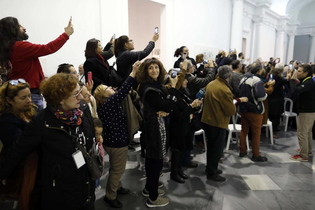 Aglomeración en la conferencia de Mujica en València
