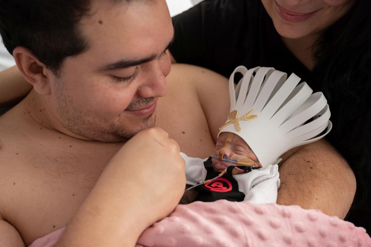 Los bebés ingresados en la UCI neonatal del Clínic se convierten en pequeños cocineros por Carnaval