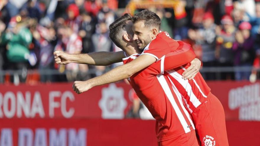 Christian Stuani s&#039;abraça amb Pedro Alcalà després d&#039;un dels tres gols contra el Lugo a l&#039;estadi