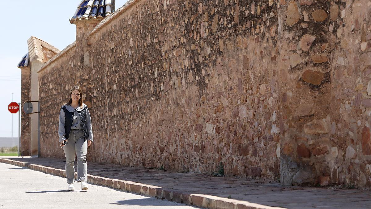 La concejala de Patrimonio, Nuria Sebastiá, en la muralla del campo de fútbol de Puçol.