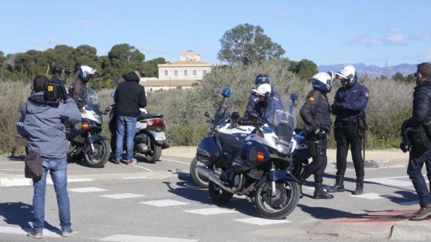 Varios agentes ayer junto a una de las viviendas de la finca de la familia Sala