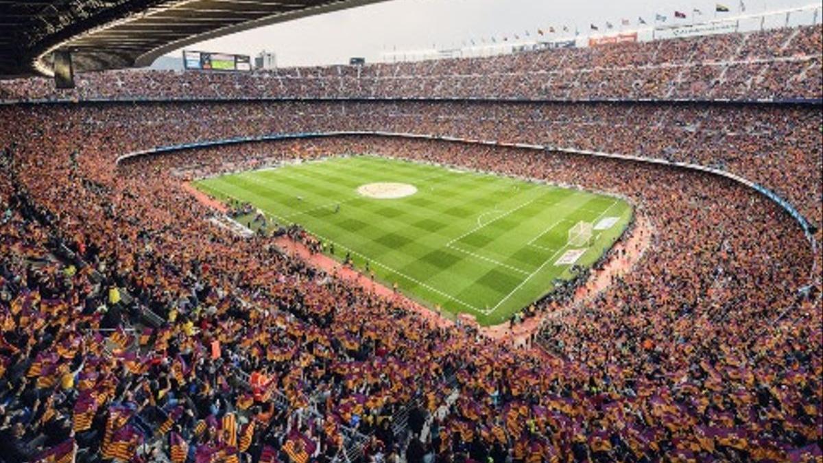 El Camp Nou ple durant un partit