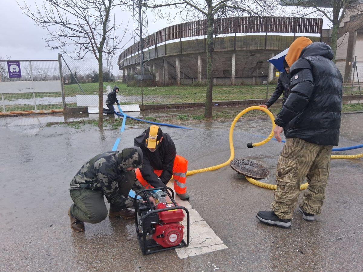 Els veïns de les cases de Vilatenim que es va inundar el 2028 treballen, sols, perquè no es repeteixi.