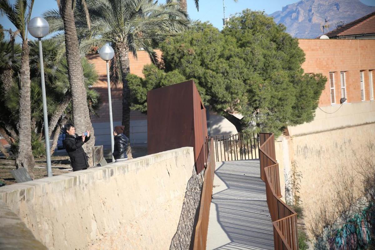 Unos turistas asiáticos se fotografían a las puertas de la pasarela, que cuando se abra será también un mirador