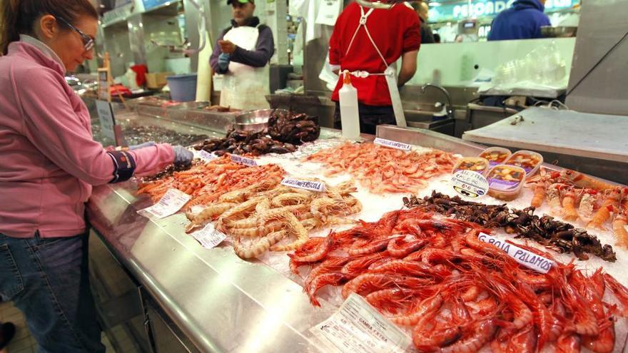 Una parada de marisco en el Mercado Central de Valencia.