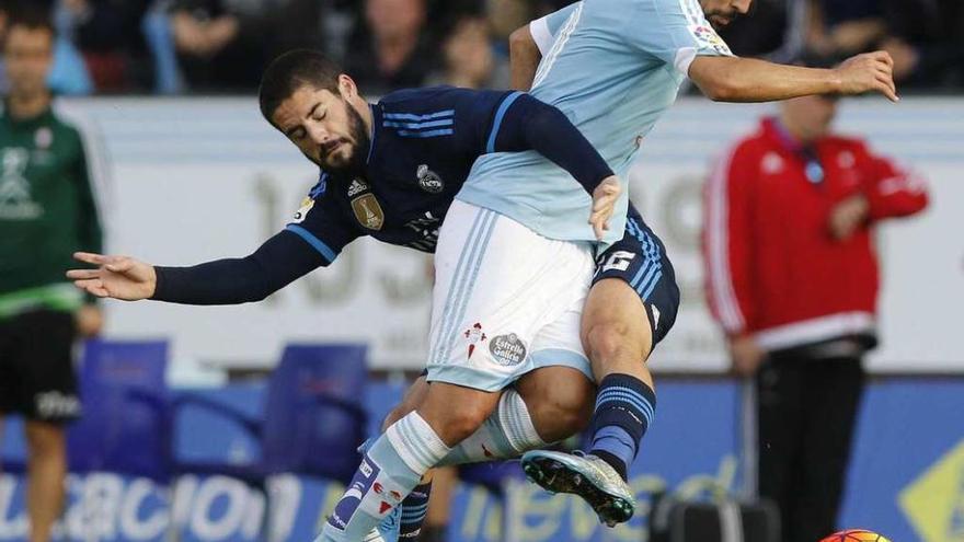 Nolito e Isco pugnan por el balón, en el partido de ayer. // Ricardo Grobas